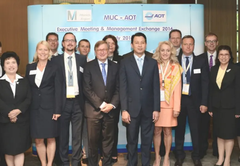 นายนิตินัย ศิริสมรรถการ (แถวหน้า ที่ 4 จา...