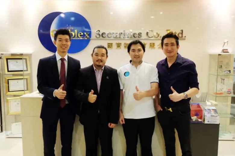 นายกระทรวง จารุสิระ (คนแรกขวามือ) ประธานก...