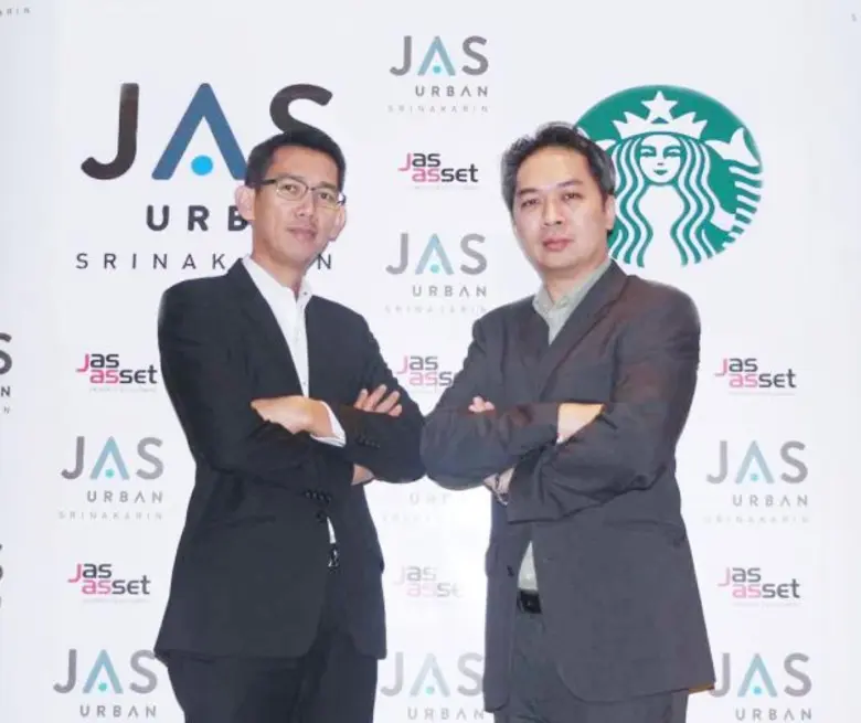 นายสุพจน์ วรรณา (คนซ้าย) ประธานเจ้าหน้าที...