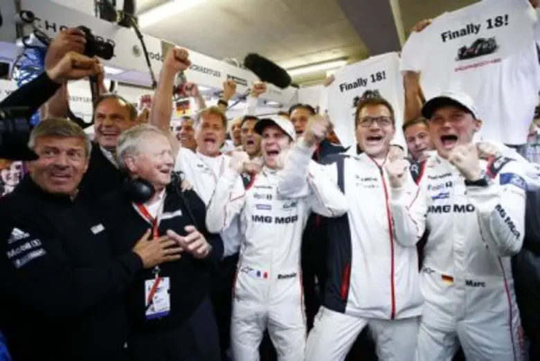 การแข่งขันอย่างดุเดือดจบลงด้วยชัยชนะครั้งที่ 18 ของปอร์เช่ในรายการ Le Mans