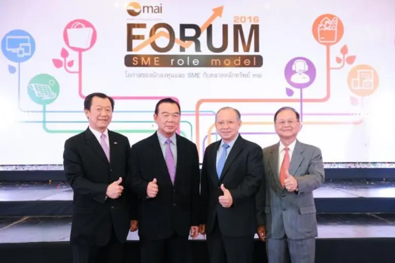 คุณพูลพิพัฒน์ ตันธนสิน(กลางขวา) ประธานคณะ...