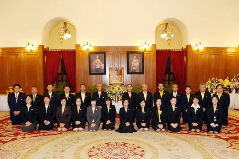 นายนพพร เทพสิทธา ประธานกรรมการบริหาร นายว...