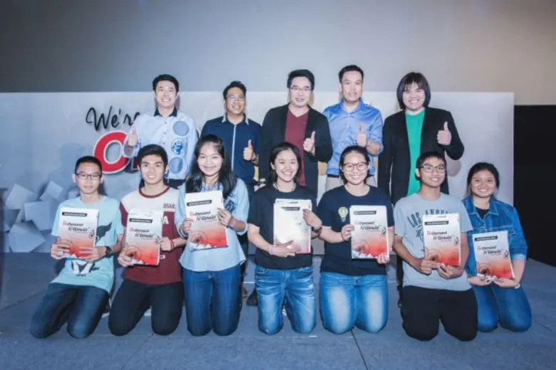 นายสุธี อัสวมล (กลาง) ผู้ก่อตั้งโรงเรียนก...