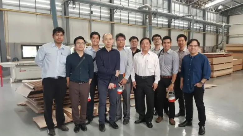 นายชยวัฒน์ พิเศษสิทธิ์ (คนกลางเสื้อขาว) ป...