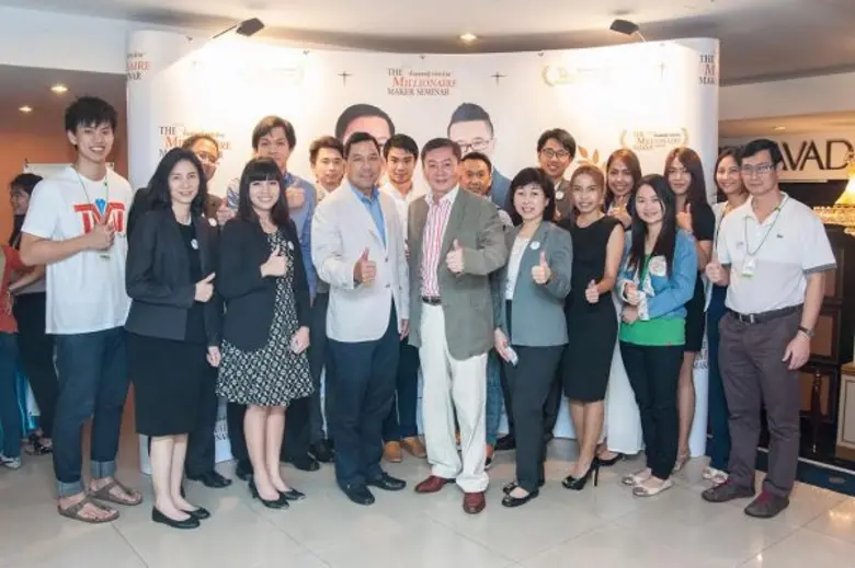 คุณฉัตรพี ตันติเฉลิม (แถวหน้าที่ 3 จากซ้า...