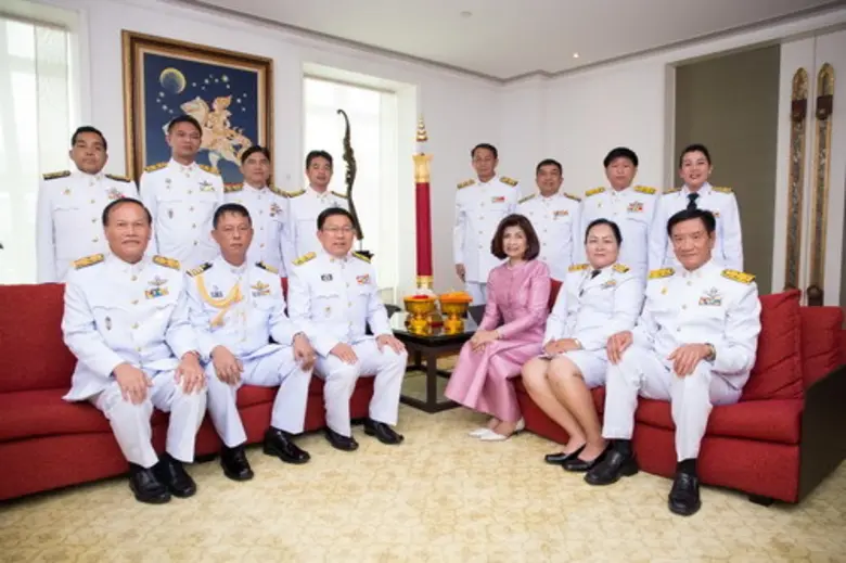 เนตรนภางค์ ธีระวาส (นั่ง ที่สามจากขวา) รอ...