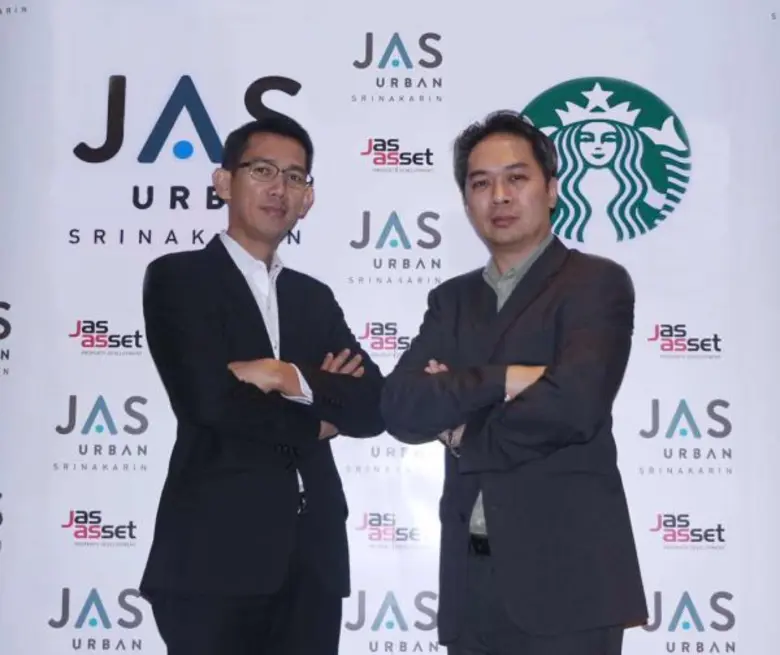 นายสุพจน์ วรรณา (คนซ้าย) ประธานเจ้าหน้าที...