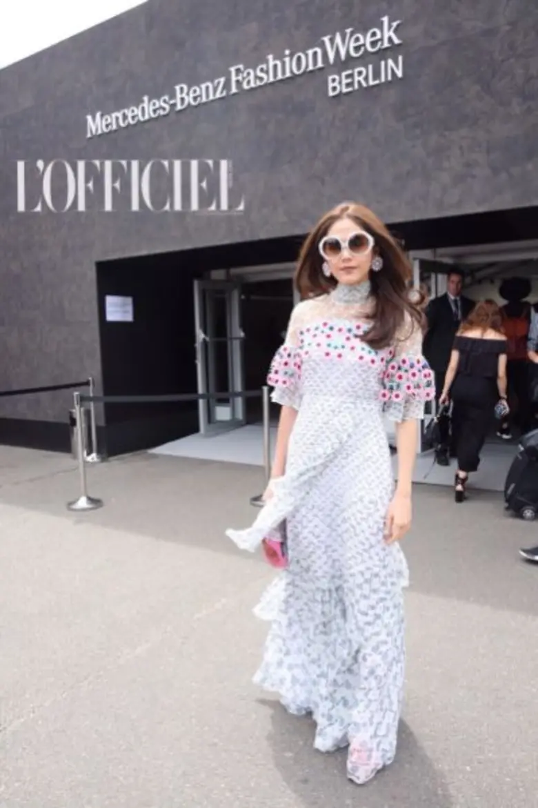 “ชมพู่-อารยา” ร่วมชมงานแฟชั่นโชว์ระดับโลก "Berlin Fashion Week 2016" ในฐานะแบรนด์แอมบาสเดอร์  “เมอร์เซเดส-เบนซ์ ไทยแลนด์” และ “ลอฟฟีเซียล ไทยแลนด์”