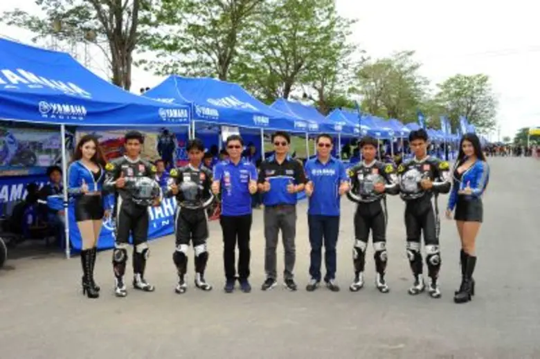 นายสมเกียรติ พูลขวัญ (คนที่ 4 จากขวา) รอง...