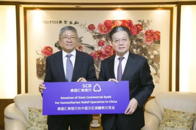 ดร. วิชิต สุรพงษ์ชัย (ซ้าย) ประธานกรรมการ...