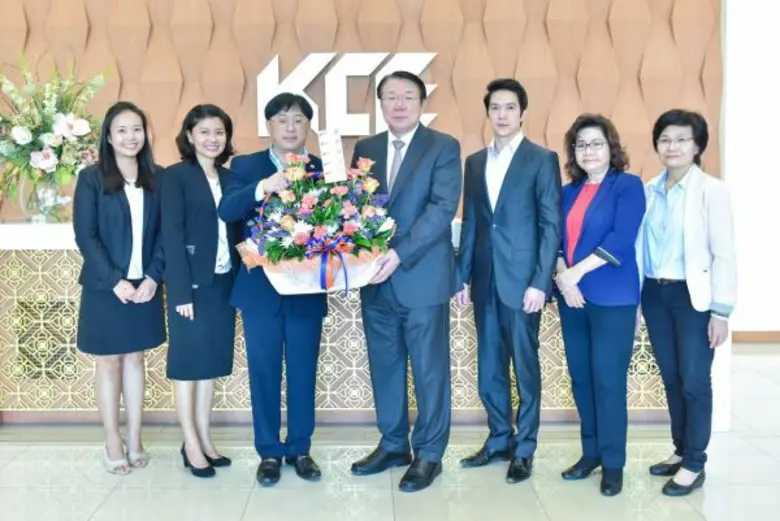 นายบัญชา องค์โฆษิต(กลาง) ประธานกรรมการบริ...