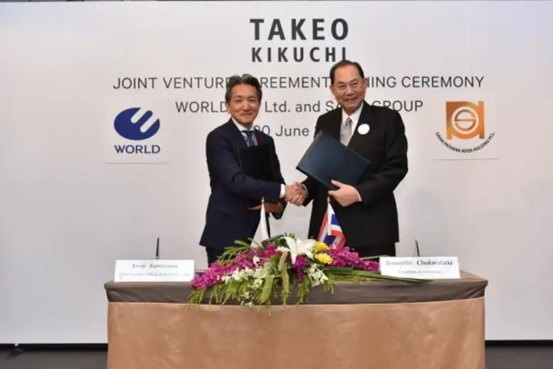 นายบุณยสิทธิ์ โชควัฒนา (ขวา) ประธานเครือส...