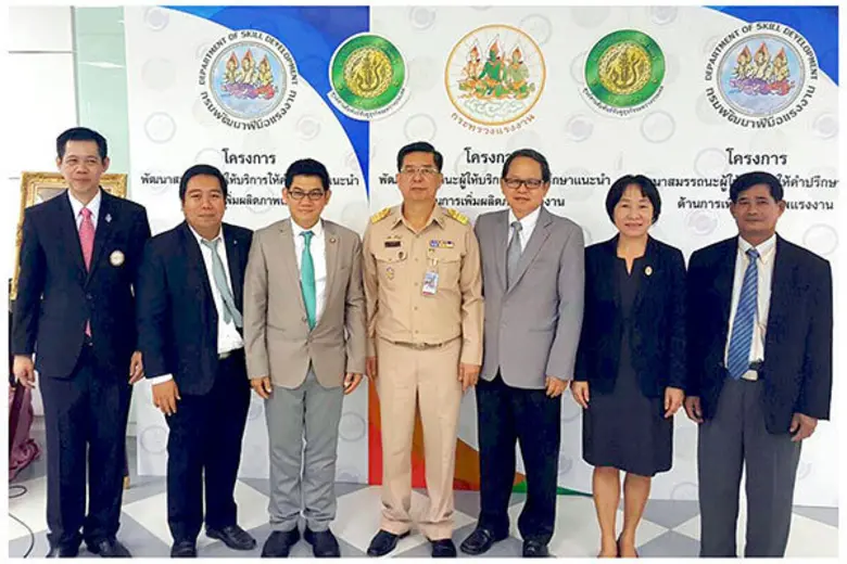 นายสุเมธ มโหสถ (กลาง) รองปลัดกระทรวงแรงงา...