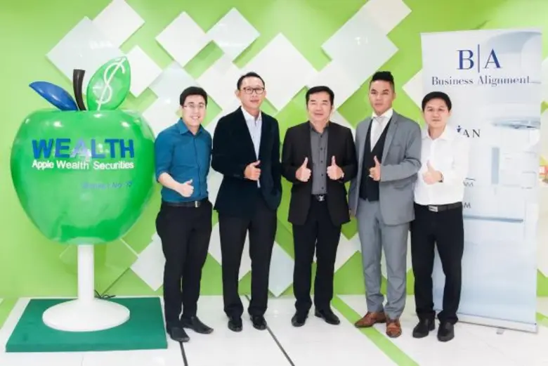 คุณสมพงษ์ ชื่นกิติญานนท์ (กลาง) ประธานเจ้...