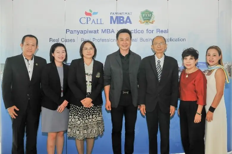 มารุต บูรณะเศรษฐกุล (คนกลาง) กรรมการผู้จั...