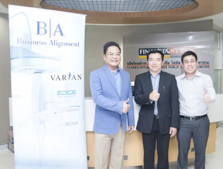 คุณสมพงษ์ ชื่นกิติญานนท์ (กลาง) ประธานเจ้...