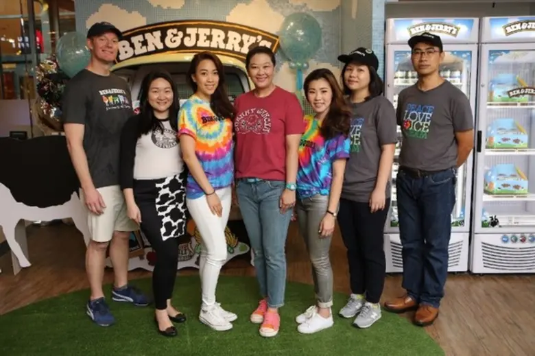 ปุณณิฏฐา พันธุ์ทวี (กลาง) ผู้อำนวยการฝ่ายพัฒนาการตล...