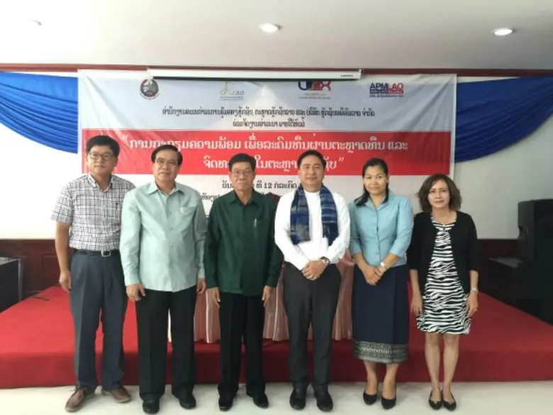 นายสมภพ ศักดิ์พันธ์พนม (กลางซ้าย) ผู้อำนว...