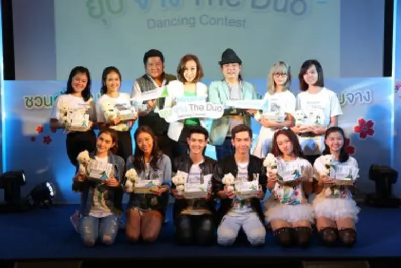 กศิณา พรายมณี (คนกลางแถวบน) รองผู้จัดการท...