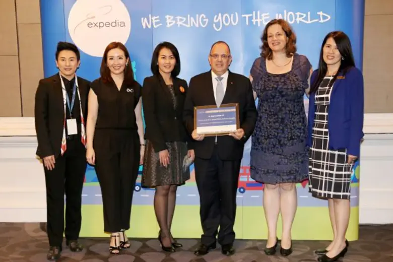 มีเก้ เดอ เชปเปอร์ (คนที่ 5 จากซ้าย) รองป...