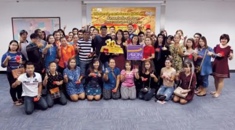 คุณศรัณยา พิภพภิญโญ (แถวยืน คนที่ 8 จากขว...