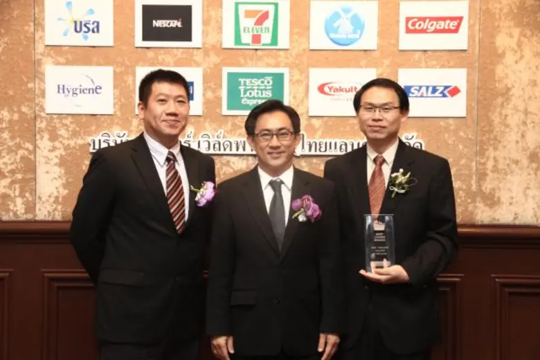 นายยุทธศักดิ์ ภูมิสุรกุล (ขวา) รองกรรมการ...