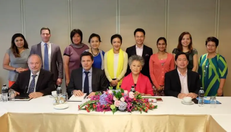 นางกอบลาภ โปษะกฤษณะ (แถวหน้าที่ 3 จากซ้าย...