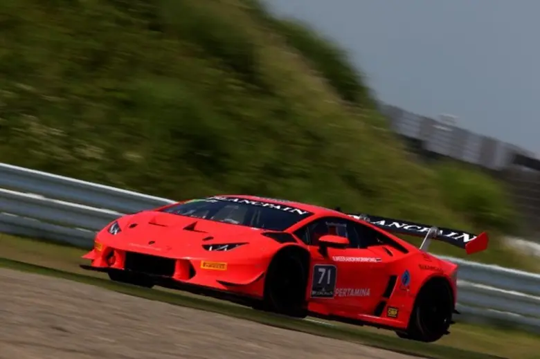 ทัพรถแข่งแลมโบร์กินีพร้อมสร้างปรากฏการณ์ค...