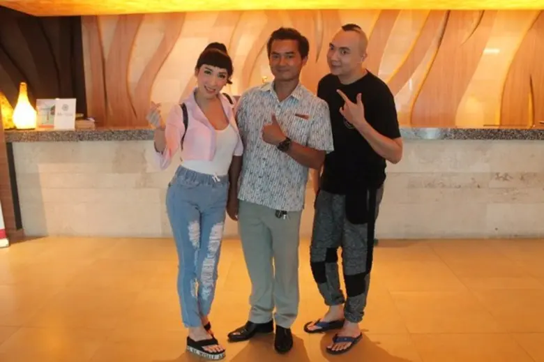 ทรงลาภ นอขุนทด (ตรงกลาง) ผู้จัดการแผนกต้อ...