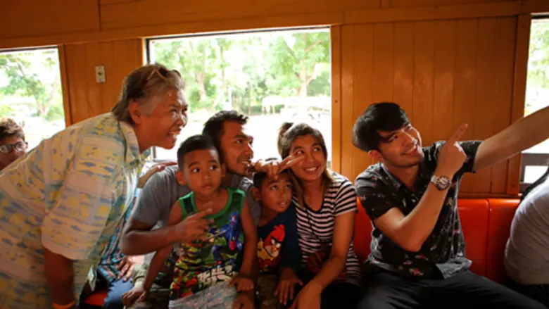 "เพียงแค่คุณเริ่มที่จะยิ้ม เริ่มที่จะทักท...