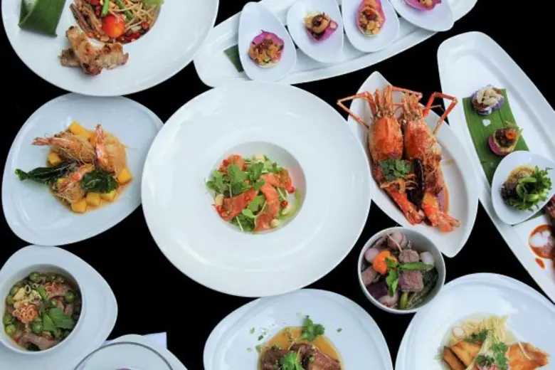 ห้องอาหารไทยสวนบัว โรงแรมเซ็นทาราแกรนด์ เ...