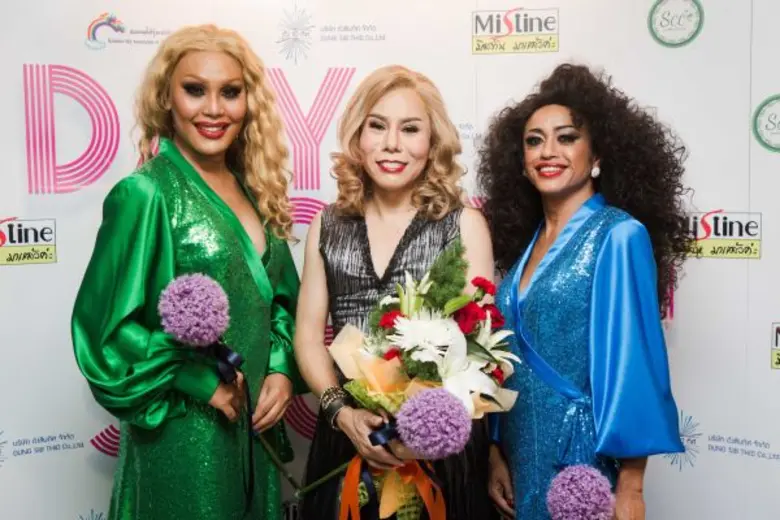 เปิดเวที 'เดย์ ยัง โชว์’ รอบปฐมทัศน์ คนบันเทิงแห่เชียร์เต็มทุกที่นั่ง พร้อมร่วมสนับสนุนโครงการ “ให้...ไม่จำกัดเพศ ไม่จำกัดภพ”