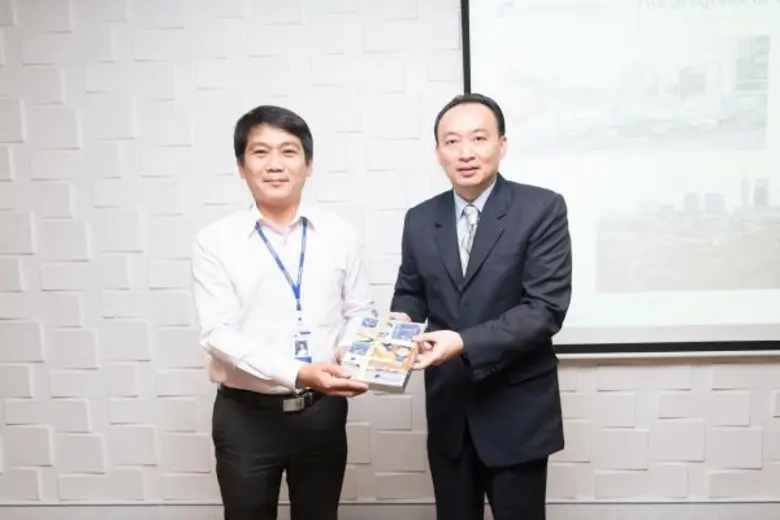 นายชาญชัย พันธุ์โสภา (ขวา) กรรมการผู้จัดก...