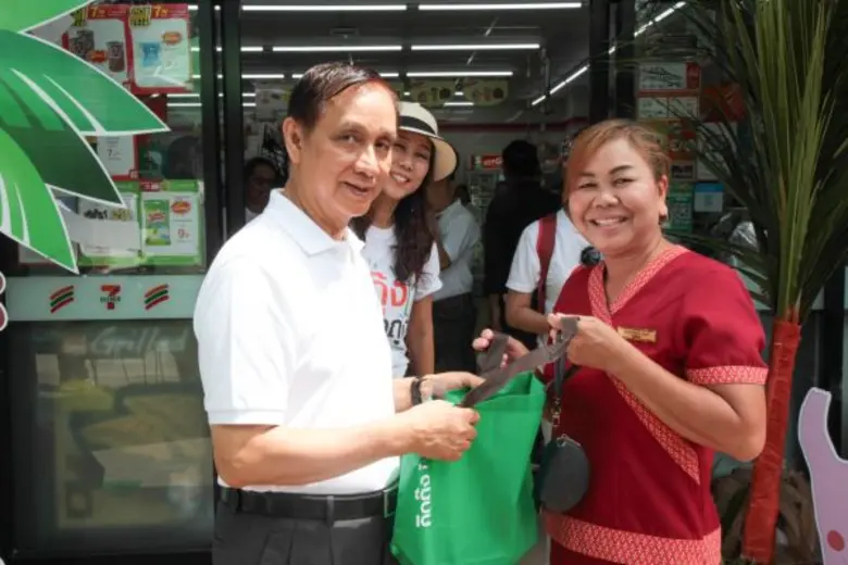 “บอย ปกรณ์-น้องวันใหม่” สัมผัสความตระการตา  The SMURFS Live on Stage Bangkok 2016