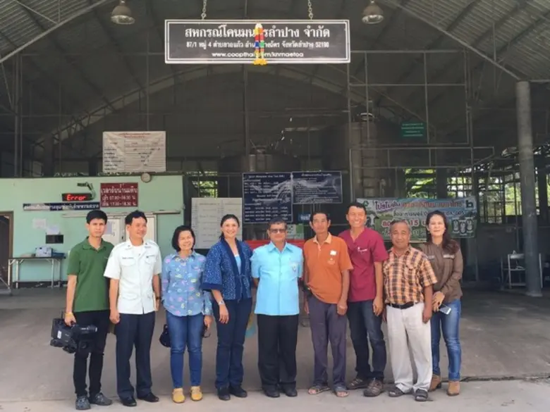 นสพ.ม.ล.พิพัฒนฉัตร ดิศกุล ผู้ดูแลช้างต้นส...