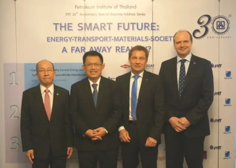 ดร.คริสเตียน ฮัสเลอร์ (ที่สองจากขวา) หัวห...