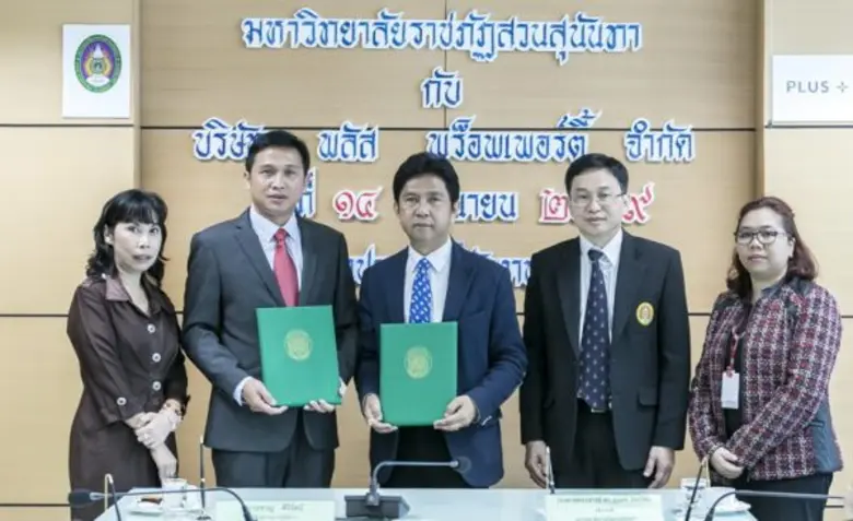 นายชาญ ศิริรัตน์ (ที่สองจากซ้าย) ผู้ช่วยก...