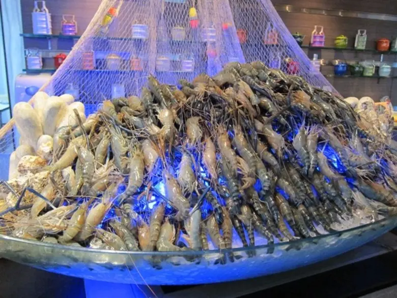 ว้า!...ฝนตก รถติด อีกแล้ว หลบฝนมาทานกุ้งก...