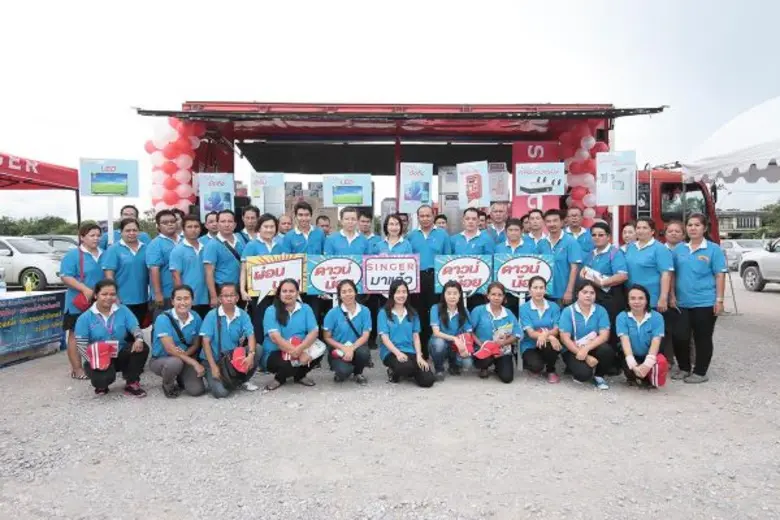 คุณนงลักษณ์ ลักษณะโภคิน (ที่ 9 แถวที่สองจ...