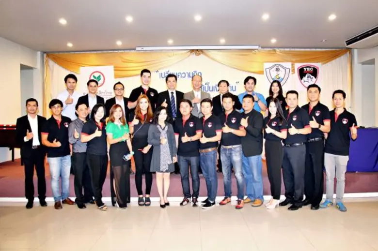 นายคมสัน เอกชัย (แถวบน, ที่ 4 จากขวา) ผู้...