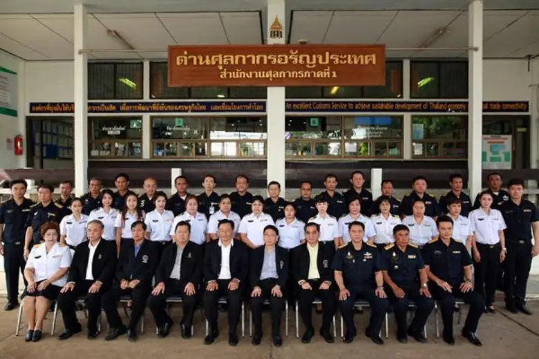 นายกุลิศ สมบัติศิริ อธิบดีกรมศุลกากร เดิน...