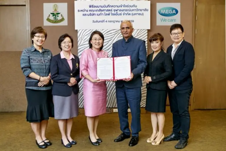 บรรยายภาพจากซ้าย: รองศาสตราจารย์ เภสัชกรห...