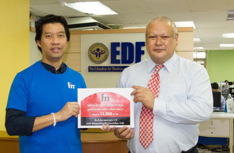 นายสมพัฒน์ จำรัสโรมรัน (ซ้าย) ผู้แทน บริษ...