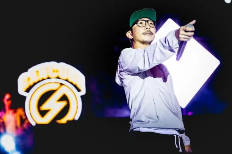 สะใจขาแดนซ์และคอดนตรี! กับปาร์ตี้ธีมสีขาว...