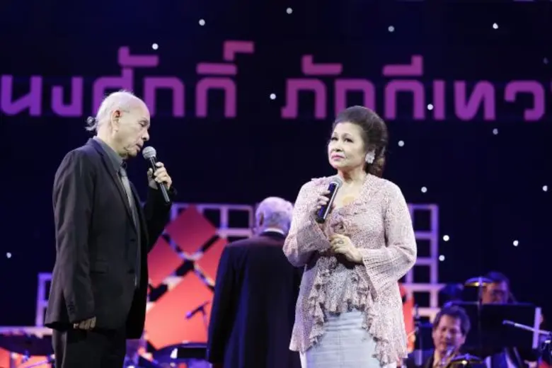 อบอวลไปด้วยบรรยากาศที่เต็มไปด้วยเพลงรักสุ...