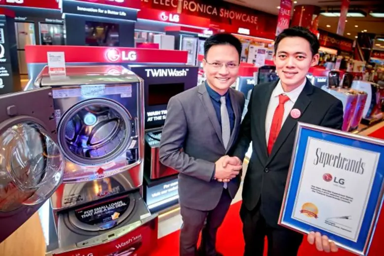 นายนิพนธ์ วงษ์แสงอรุณศรี (ขวา) ผู้อำนวยกา...