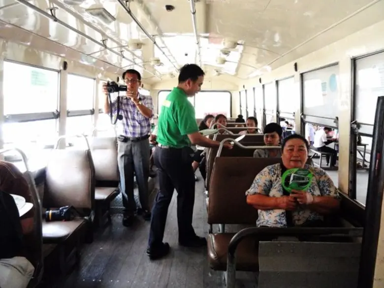 โครงการรถไฟฟ้าสายสีเขียว(เหนือ) ช่วงหมอชิต-สะพานใหม่-คูคต จัดกิจกรรมประชาสัมพันธ์โครงการฯ ร่วมกับผู้อำนวยการเขตการเดินรถที่ 1 ขสมก. คณะผู้บริหารและพนักงานขับรถ ร่วมแจกพัดให้แก่ผู้โดยสารและแขวนในรถประจำทาง