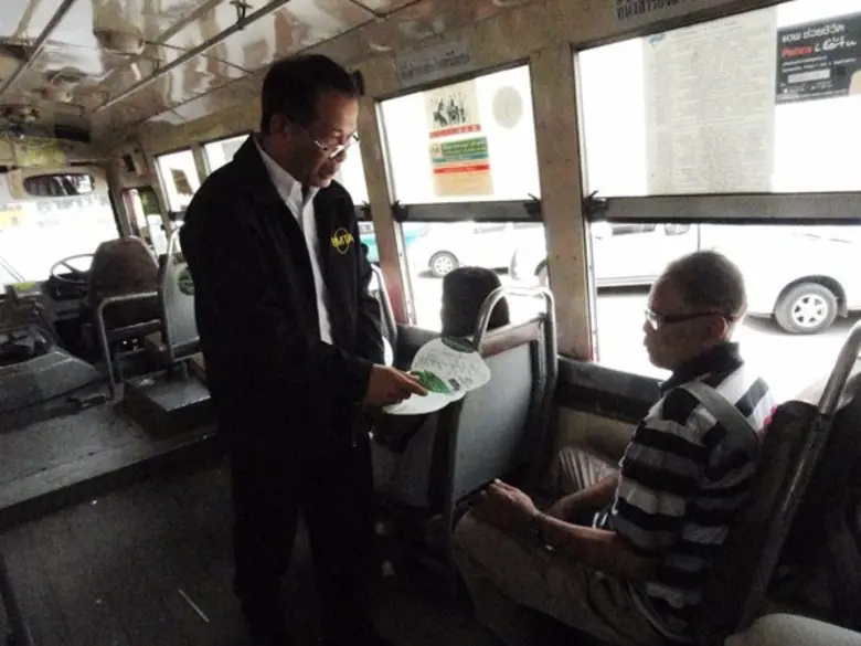 โครงการรถไฟฟ้าสายสีเขียว(เหนือ) ช่วงหมอชิต-สะพานใหม่-คูคต จัดกิจกรรมประชาสัมพันธ์โครงการฯ ร่วมกับผู้อำนวยการเขตการเดินรถที่ 1 ขสมก. คณะผู้บริหารและพนักงานขับรถ ร่วมแจกพัดให้แก่ผู้โดยสารและแขวนในรถประจำทาง