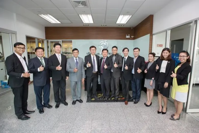 คุณชวลิต หวังธำรง (ที่ 5 จากซ้าย) ประธานก...