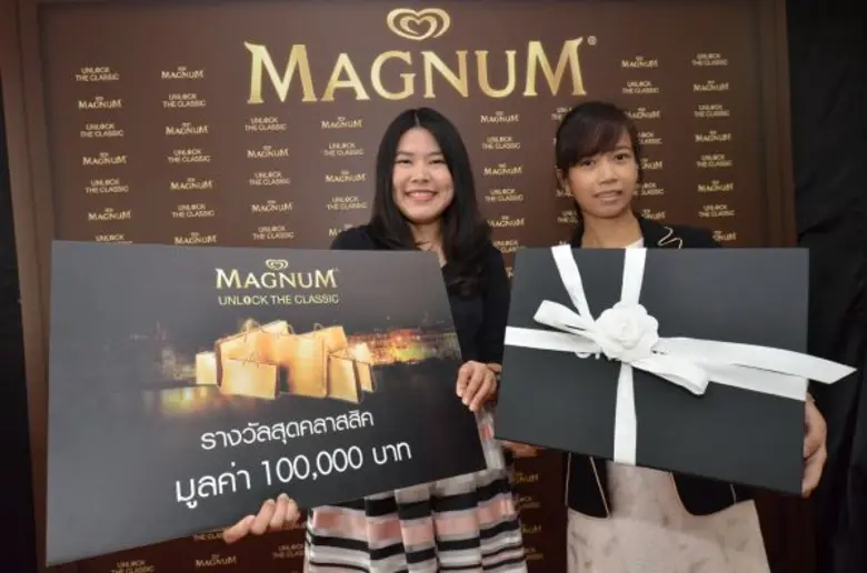 สุมิตา อัครโรจน์กิจ (คนซ้าย) ผู้จัดการผลิ...